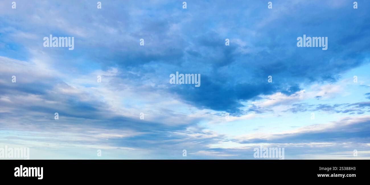 Fond de ciel bleu avec des nuages blancs. Fond d'air lumineux de beauté. Paysage cyan sombre et éclatant dans l'environnement vue de l'horizon de jour. Ciel bleu Banque D'Images