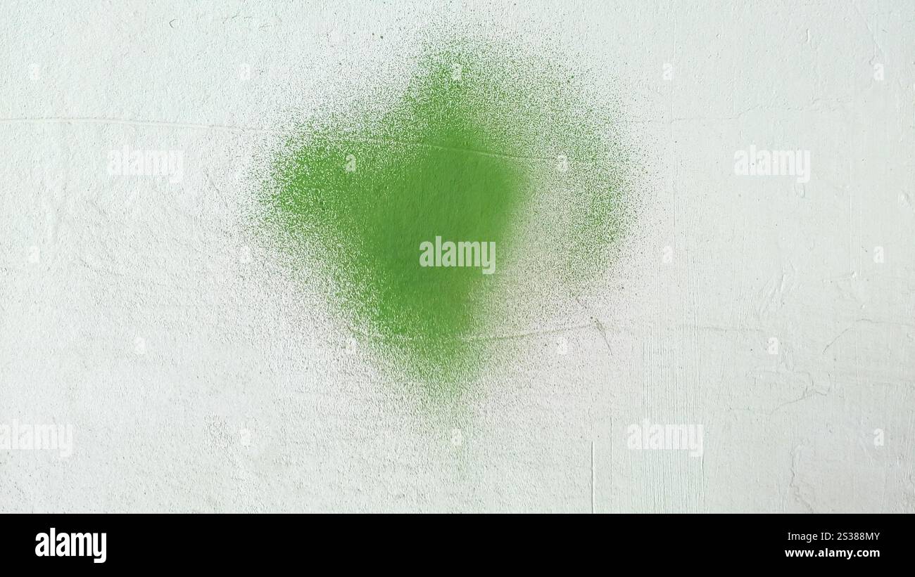 Tache de peinture verte sur texture de ciment grunge. Vieux fond de mur de béton gris. Banque D'Images