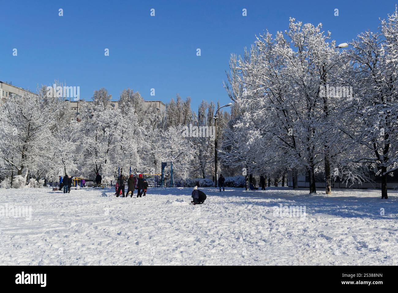 Paysage d'hiver terrain de jeux ville dans la neige pure jouer enfants photo. Paysage d'hiver terrain de jeux ville dans la neige pure jouer les enfants Banque D'Images