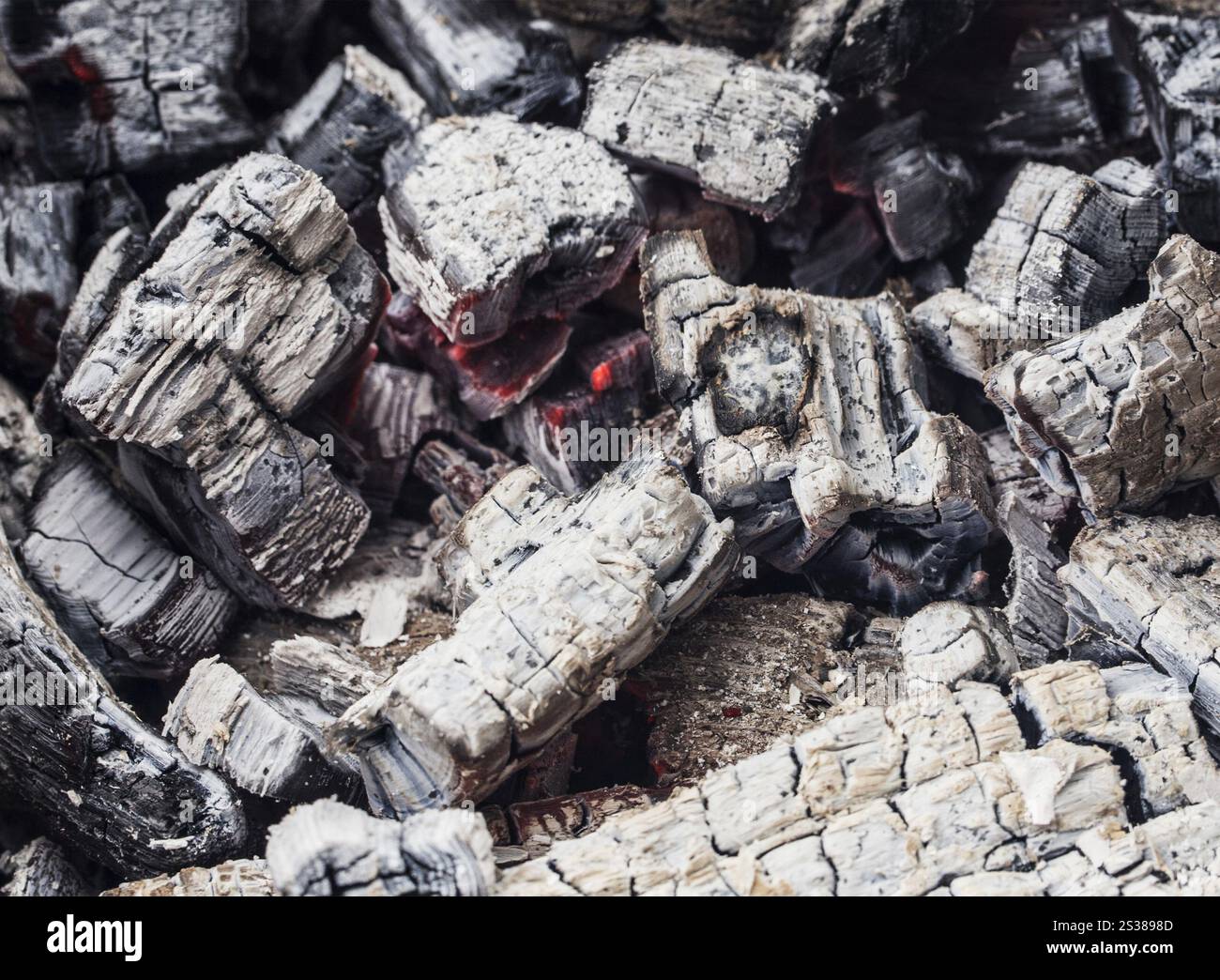 Fond ou texture de barbecue à charbon de bois brûlant. Gril à charbon de bois à combustion Banque D'Images