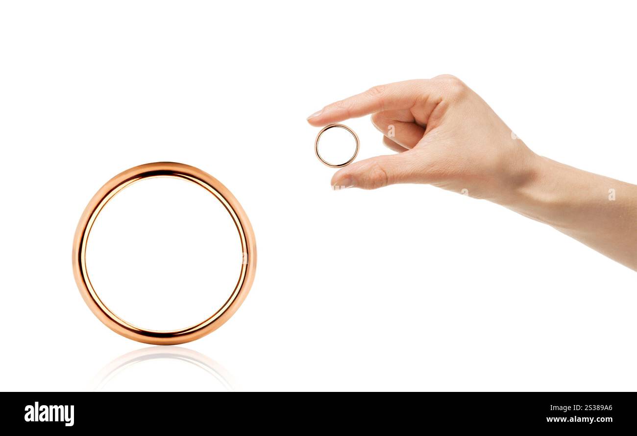 Homme tenant un anneau doré, isolé sur blanc. Homme tenant une bague d'or Banque D'Images