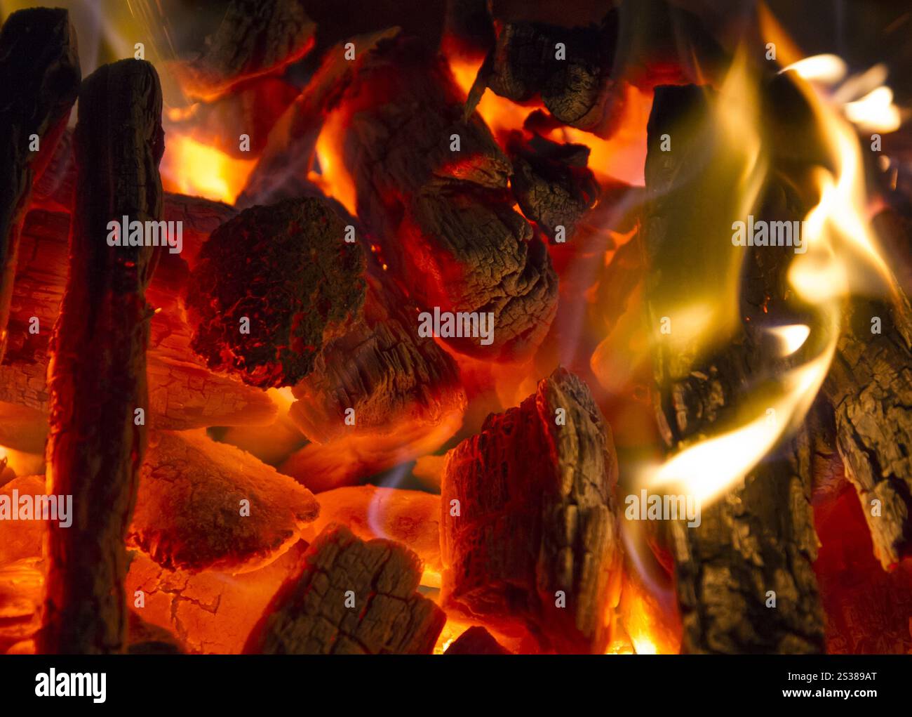 gros plan sur le fond de charbon brûlant. combustion de charbon de bois Banque D'Images