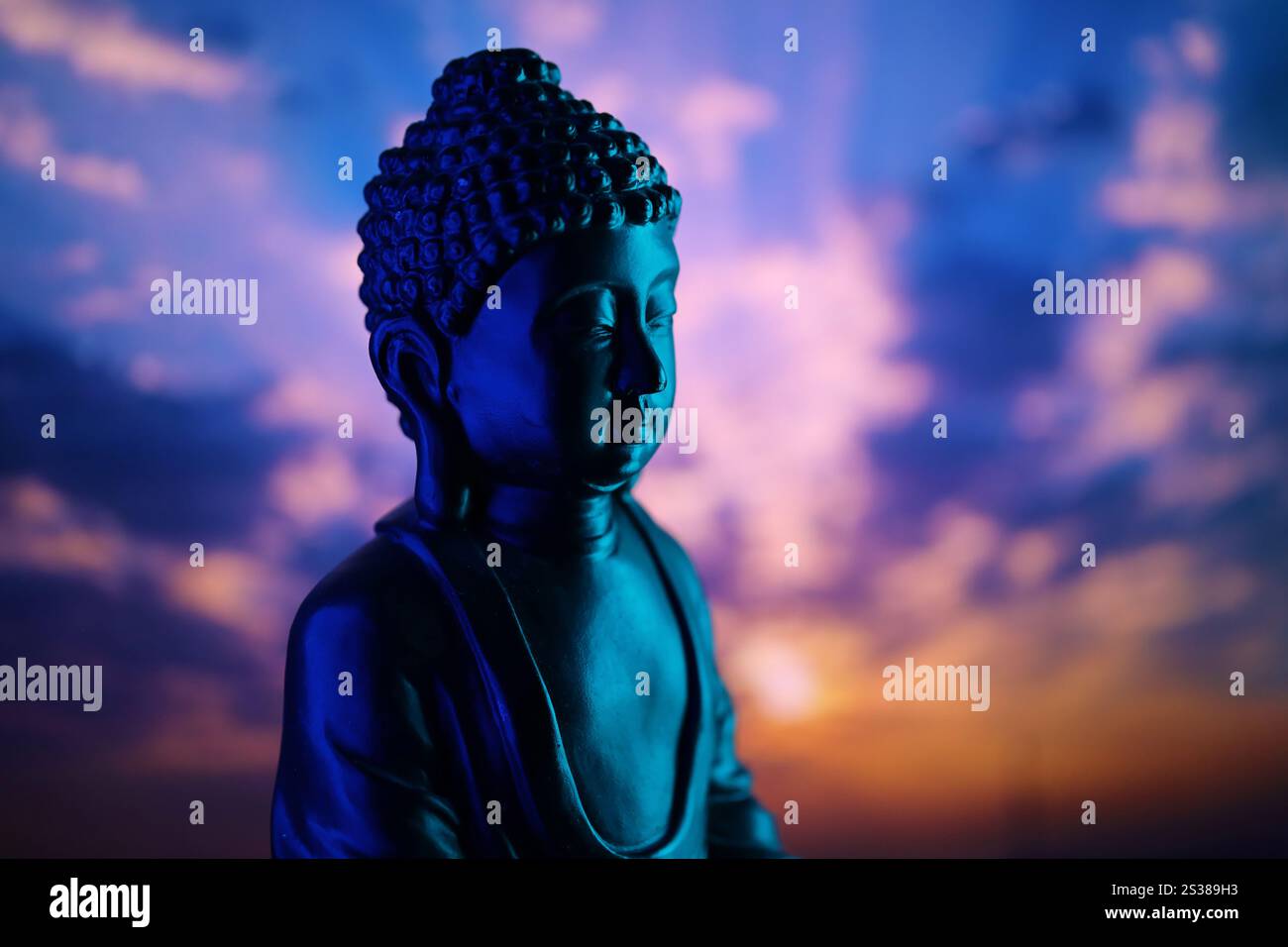 Bouddha Purnima et concept de jour Vesak, statue de Bouddha avec lumière basse sur fond beau et coloré en gros plan. Méditation. Bouddha Purnima Banque D'Images