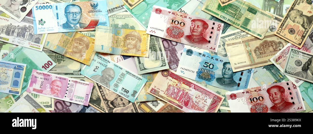 Beaucoup de billets de monnaie différente. Fond de grande quantité de factures d'argent aléatoires en gros plan. Beaucoup de billets de monnaie différente. Arrière-plan de Banque D'Images