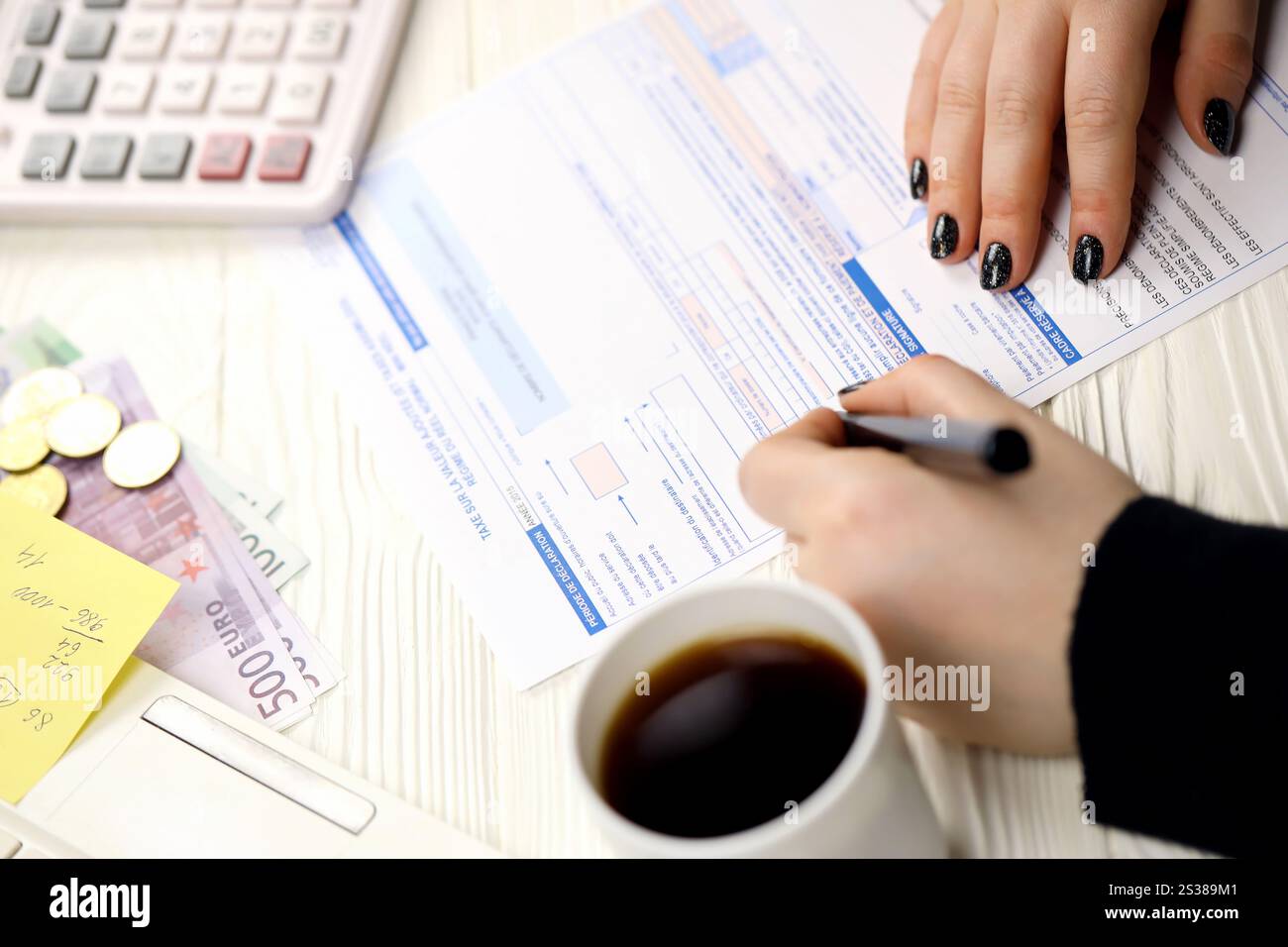 Le comptable remplit le formulaire fiscal français 10963 taxe sur la valeur ajoutée et taxes similaires en fin de période fiscale. Fiscalité et paperasserie en France. Comptable Banque D'Images