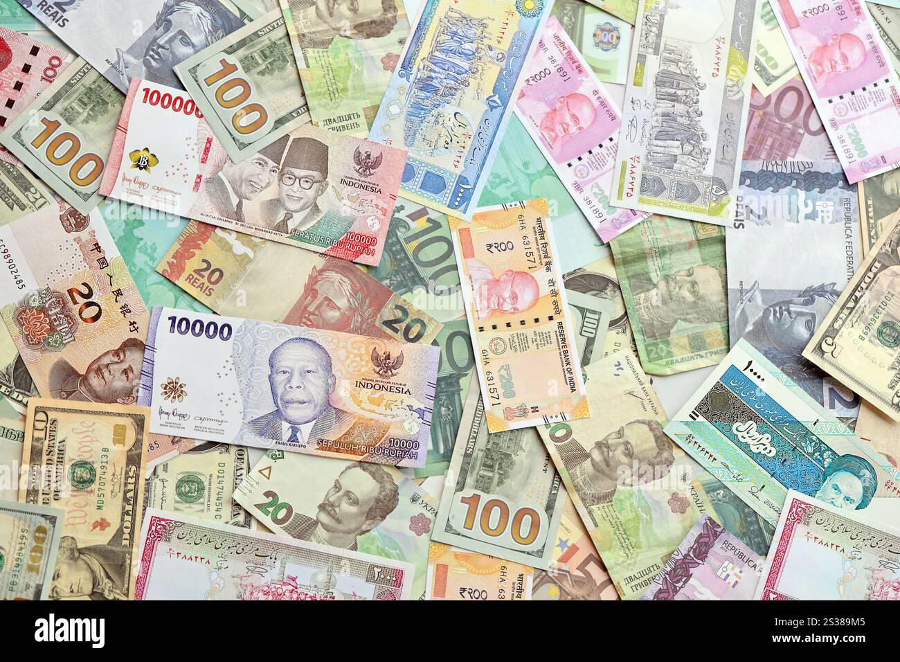 Beaucoup de billets de monnaie différente. Fond de grande quantité de factures d'argent aléatoires en gros plan. Beaucoup de billets de monnaie différente. Arrière-plan de Banque D'Images