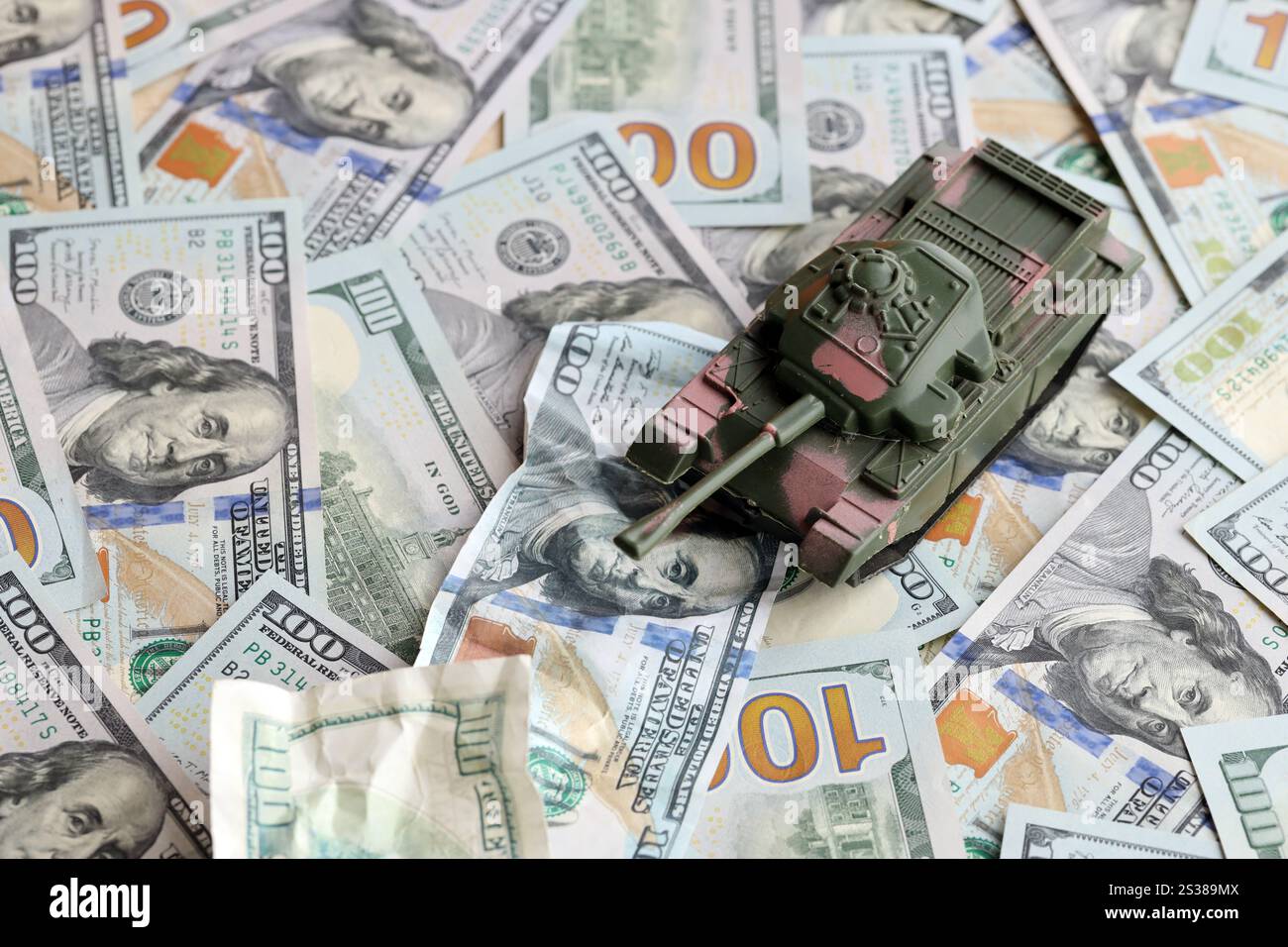 Réservoir sur des billets de cent dollars froissés. Contexte du financement de la guerre et du prix de soutien militaire pour les États-Unis d'Amérique. Réservoir sur froissé Banque D'Images