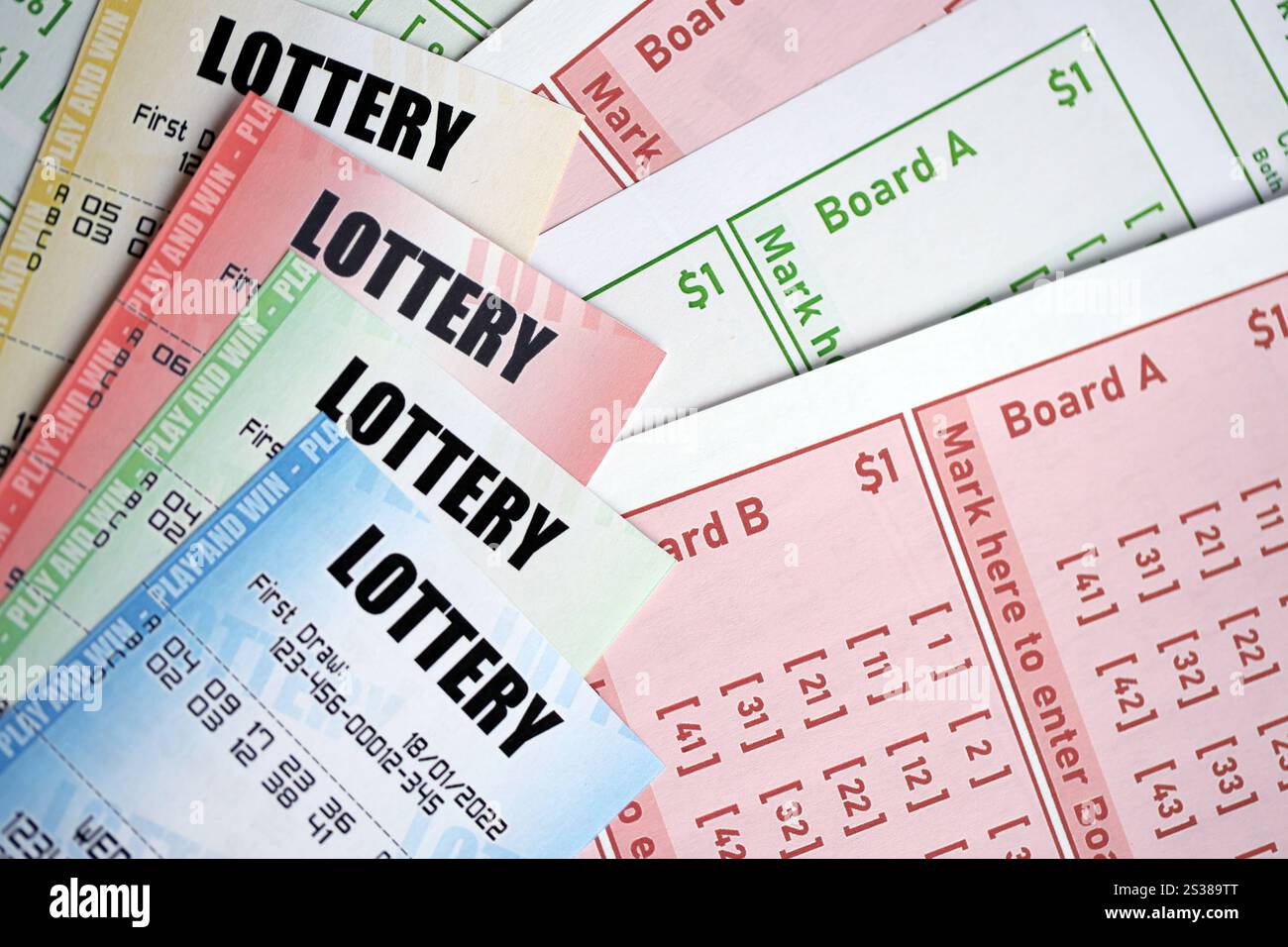 Billets de loterie de différentes couleurs sur des billets vierges avec des numéros pour jouer à la loterie gros plan. Billets de loterie de différentes couleurs sur des billets vierges avec Banque D'Images