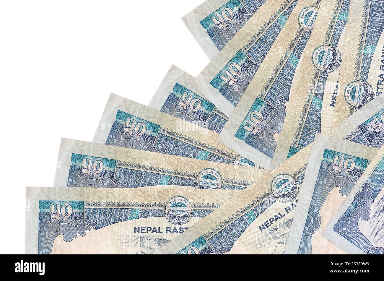 50 billets de roupies népalaises se trouve dans un ordre différent isolé sur blanc. Concept de banque locale ou de monnaie. Bannière d'arrière-plan de l'entreprise. 50 Népalais Banque D'Images