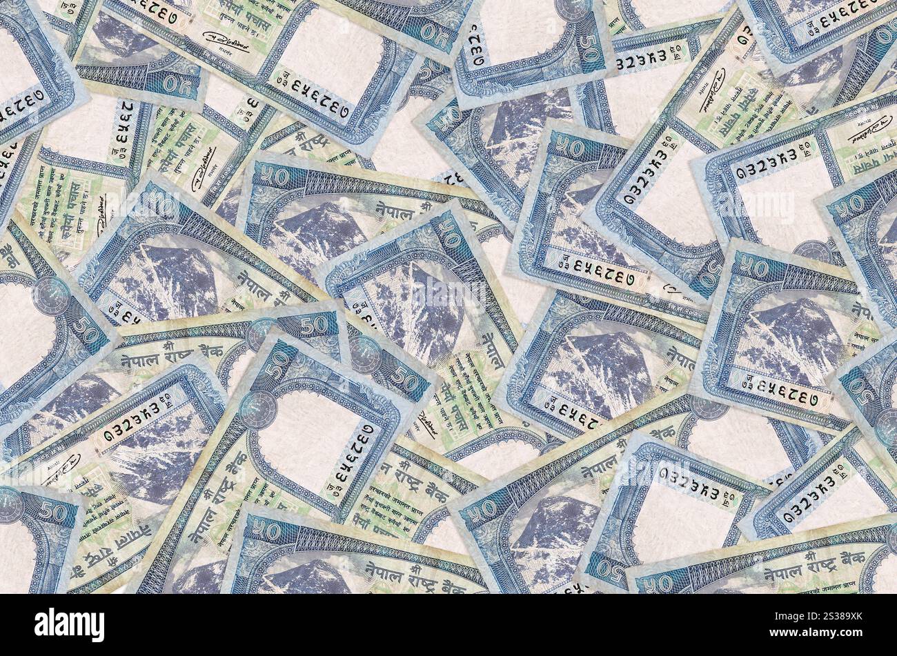 50 billets de roupies népalaises se trouve dans une grosse pile. Fond conceptuel de la vie riche. Grosse somme d'argent. 50 billets de roupies népalaises se trouve dans une grosse pile. Vie riche Banque D'Images