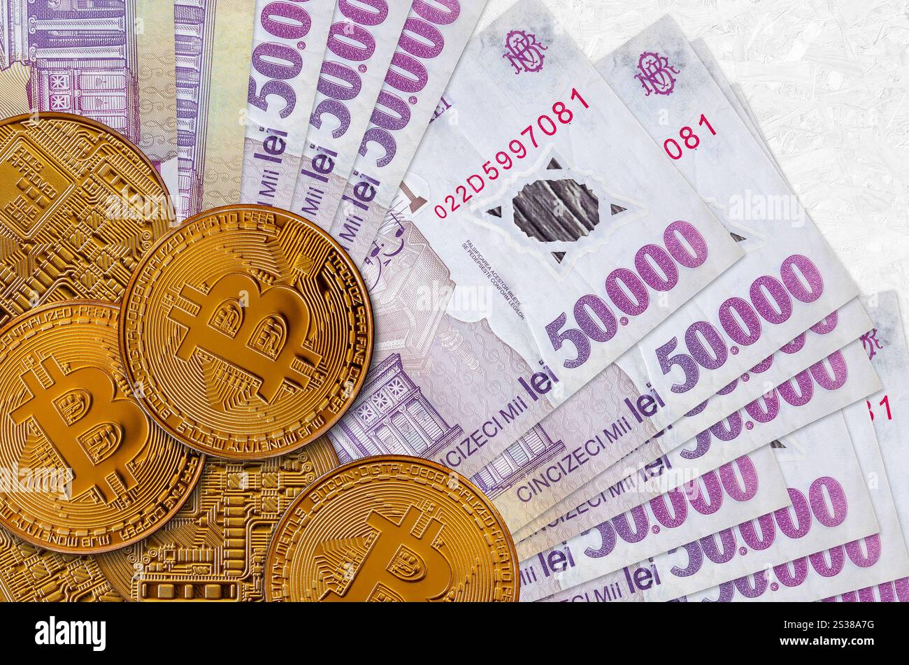 50000 billets de leu roumains et bitcoins d'or. Concept d'investissement en crypto-monnaie. Crypto-minage ou transactions de trading. 50000 billets de leu roumains et Banque D'Images