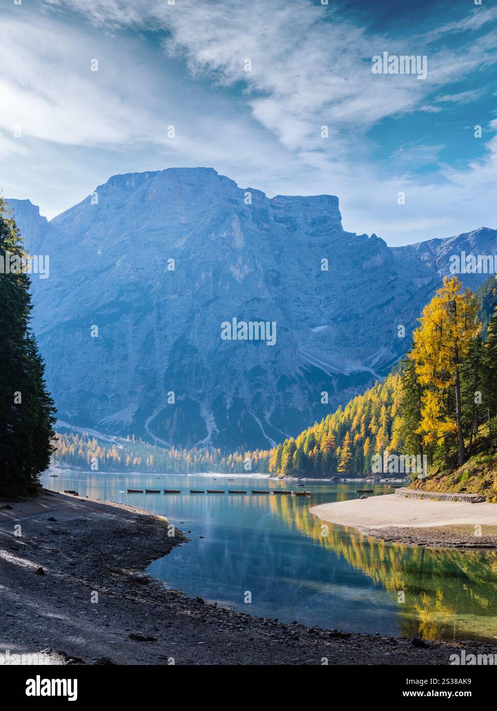 Automne paisible lac alpin Braies ou Pragser Wildsee. Dolomites Alpes, Italie, Europe. Des gens méconnaissables. Voyage pittoresque, saisonnier et Banque D'Images