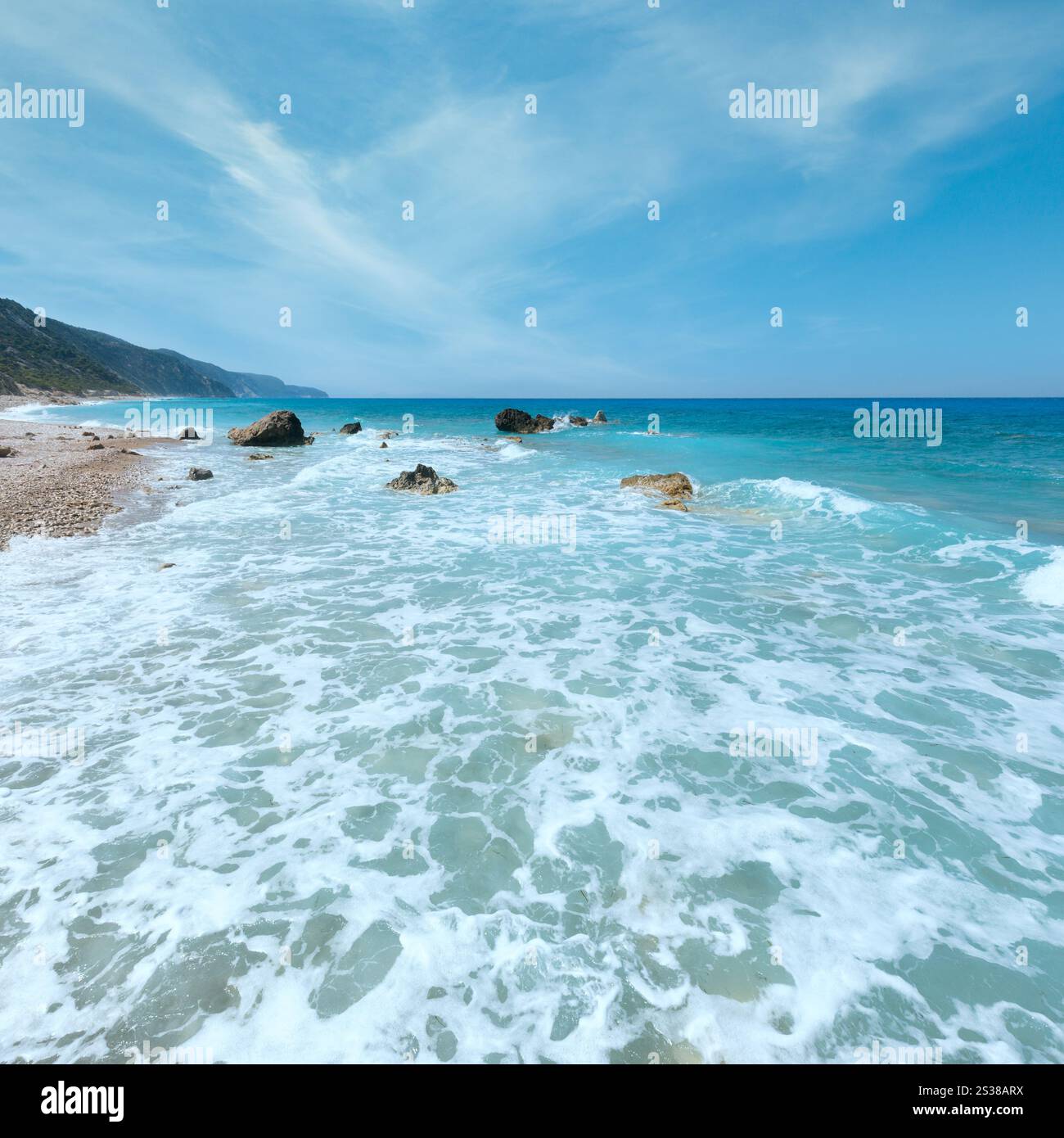 Très belle plage de galets de la côte de Lefkada (Grèce, Mer Ionienne, ) Banque D'Images