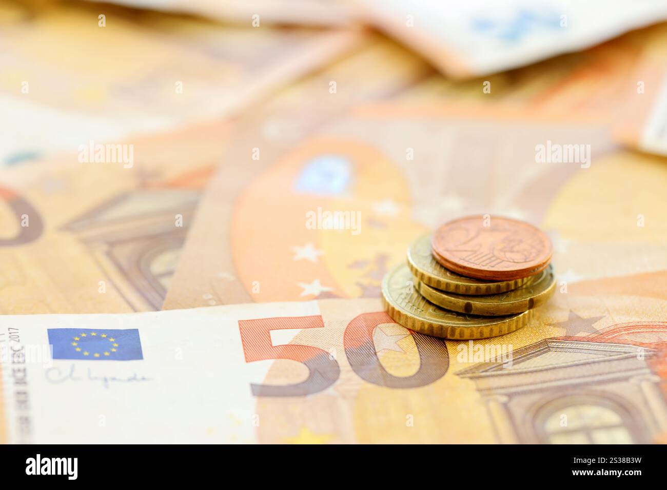 Très grand montant de cinquante billets en euros européens en énorme pile de gros plan. Très grand montant de cinquante billets européens en énorme pile Banque D'Images
