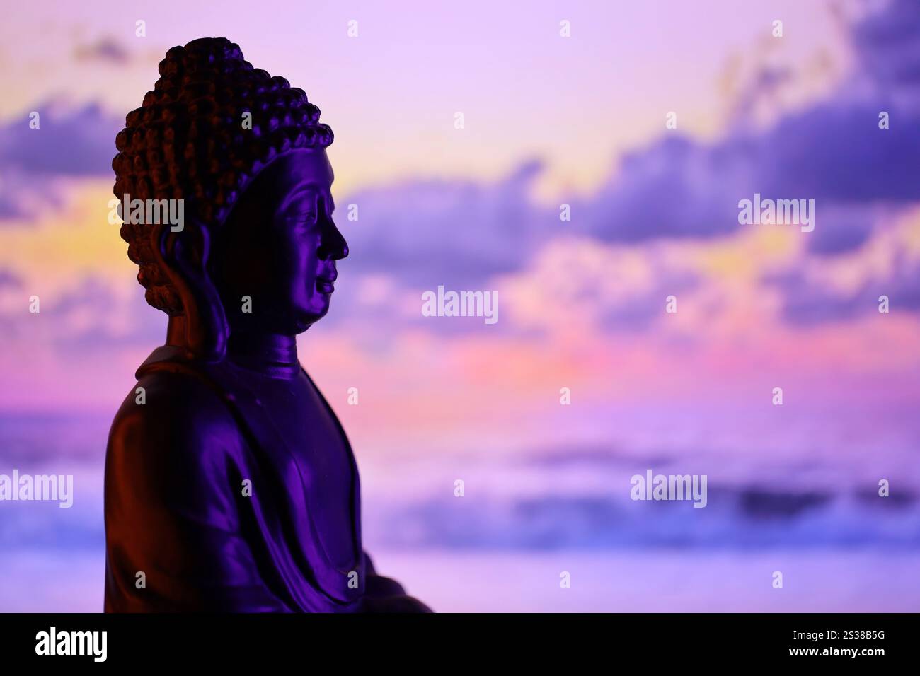 Bouddha Purnima et concept de jour Vesak, statue de Bouddha avec lumière basse sur fond beau et coloré en gros plan. Méditation. Bouddha Purnima Banque D'Images