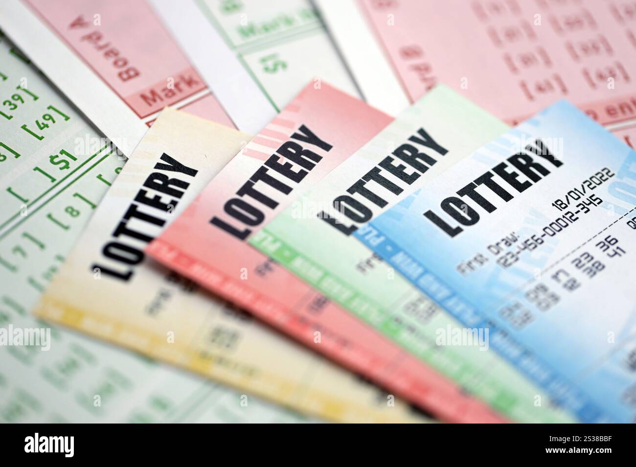 Billets de loterie de différentes couleurs sur des billets vierges avec des numéros pour jouer à la loterie gros plan. Billets de loterie de différentes couleurs sur des billets vierges avec Banque D'Images