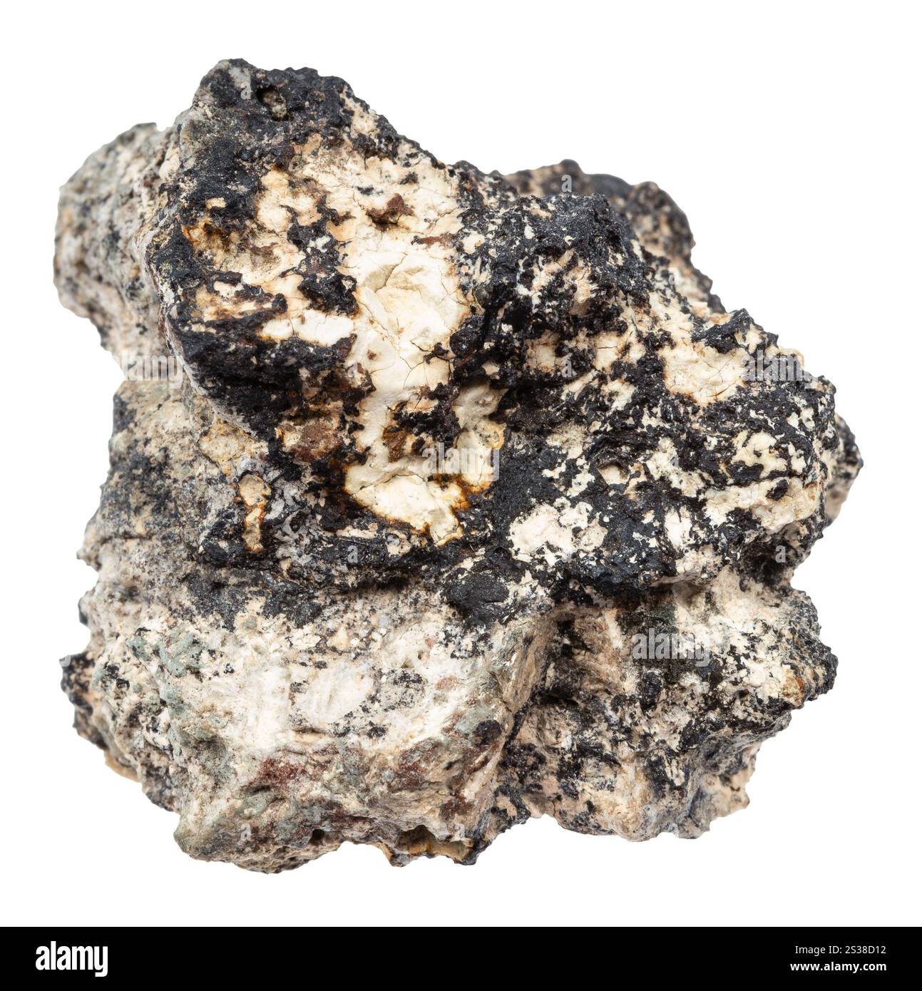 Gros plan d'un échantillon de pierre naturelle de la collection géologique - minéral Cryptomelane brut isolé sur fond blanc de la péninsule de Kola Banque D'Images