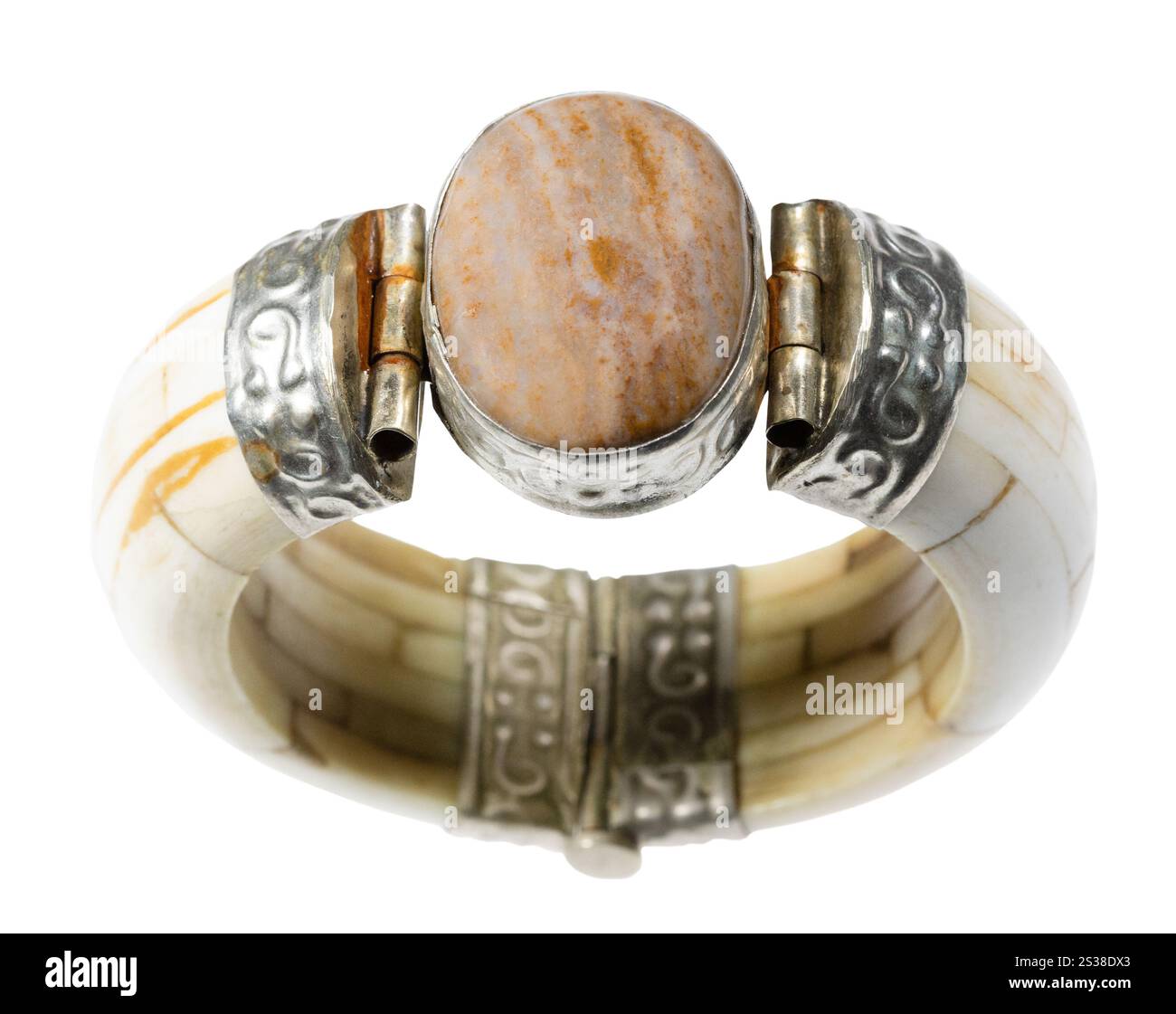 pierre précieuse de travertin naturel dans le bracelet antique large en os gros plan isolé sur fond blanc Banque D'Images