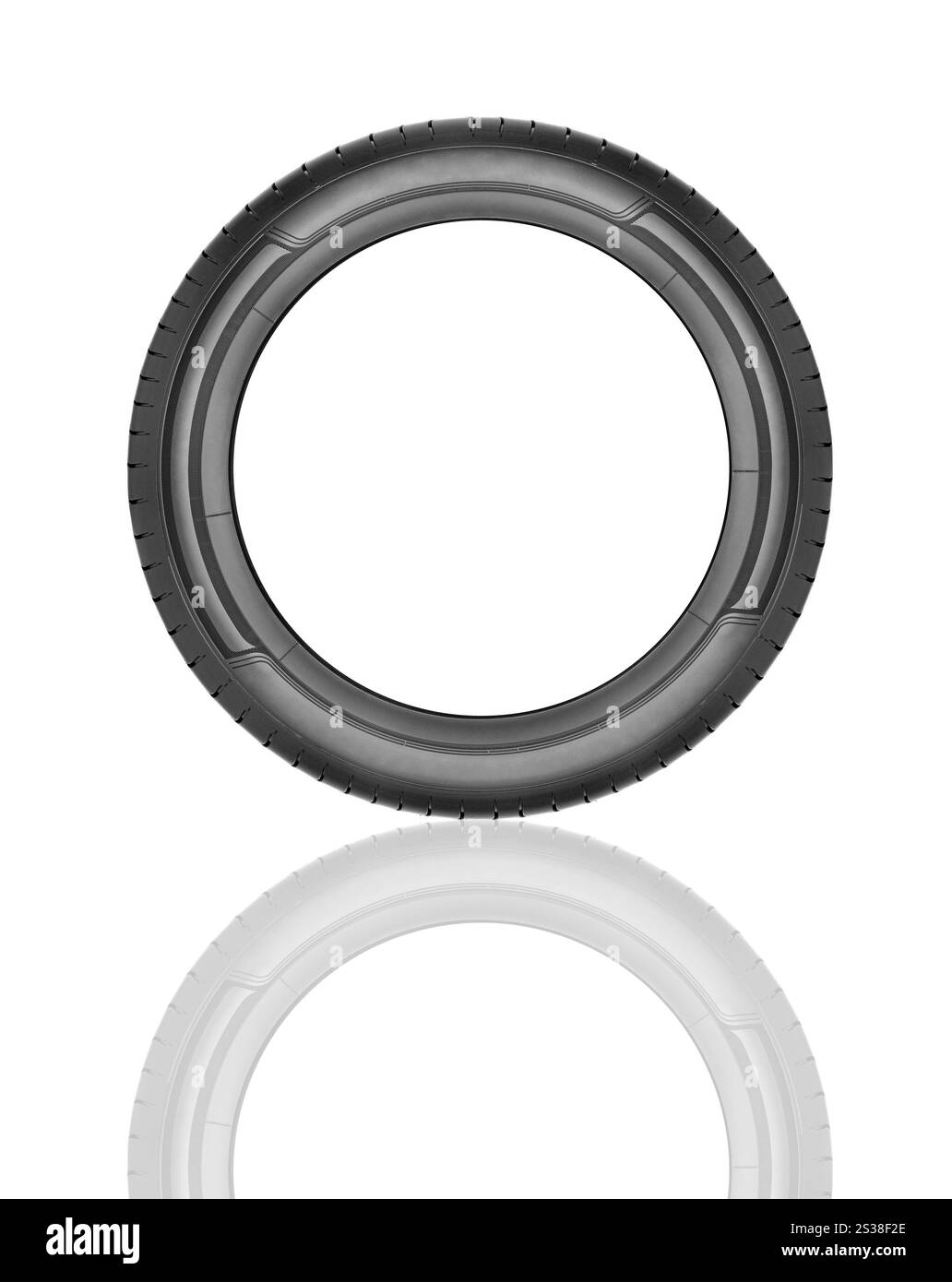 Roue de voiture sur fond blanc isolé dans le gros plan. Roue de véhicule Banque D'Images