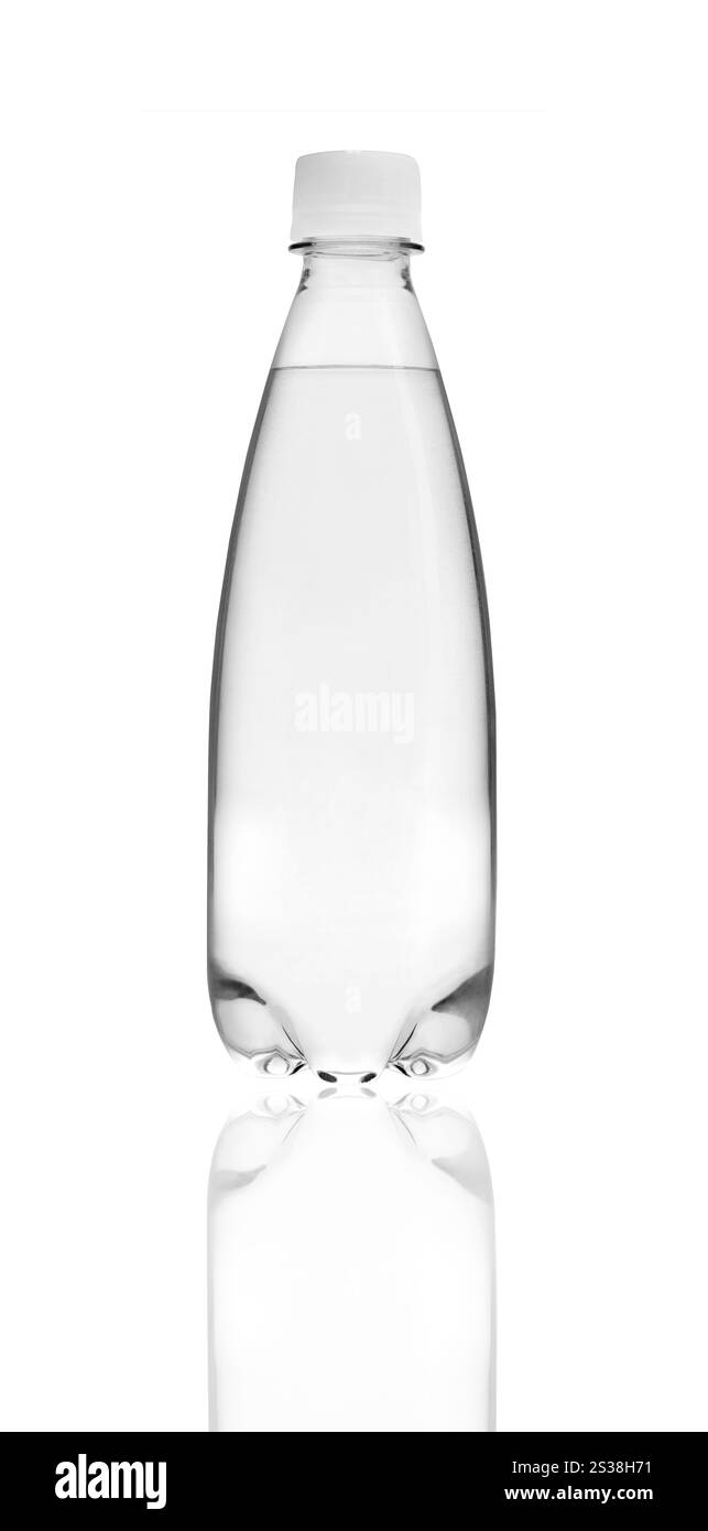 Petite bouteille d'eau en verre isolée sur fond blanc. Petite bouteille d'eau en verre Banque D'Images