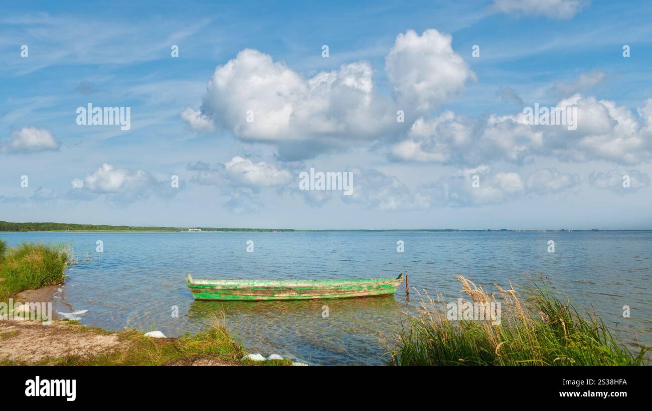 Vieux bateau de pêche en bois sur le lac d'été (Banque Svityaz, Ukraine) Banque D'Images