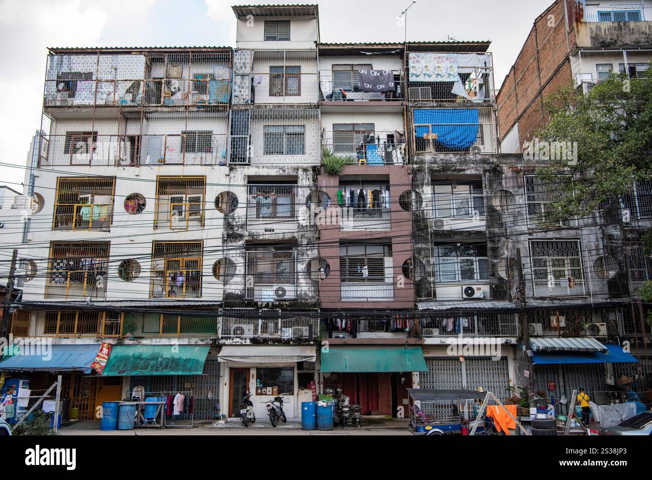 Une route et une maison dans la ville de Chine dans la ville de Bangkok en Thaïlande. Thaïlande, Bangkok, 6 novembre 2023. THAÏLANDE BANGKOK CHINE VILLE Banque D'Images