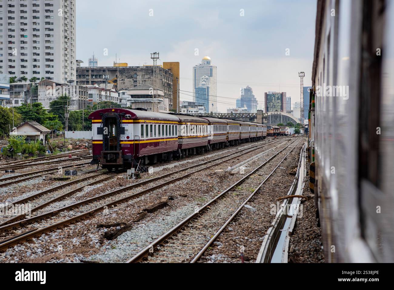 Une arrivée de train à la gare de Hua Lamphong dans la ville de Bangkok en Thaïlande. Thaïlande, Bangkok, 6 novembre 2023. THAÏLANDE BANGKOK CHEMIN DE FER Banque D'Images