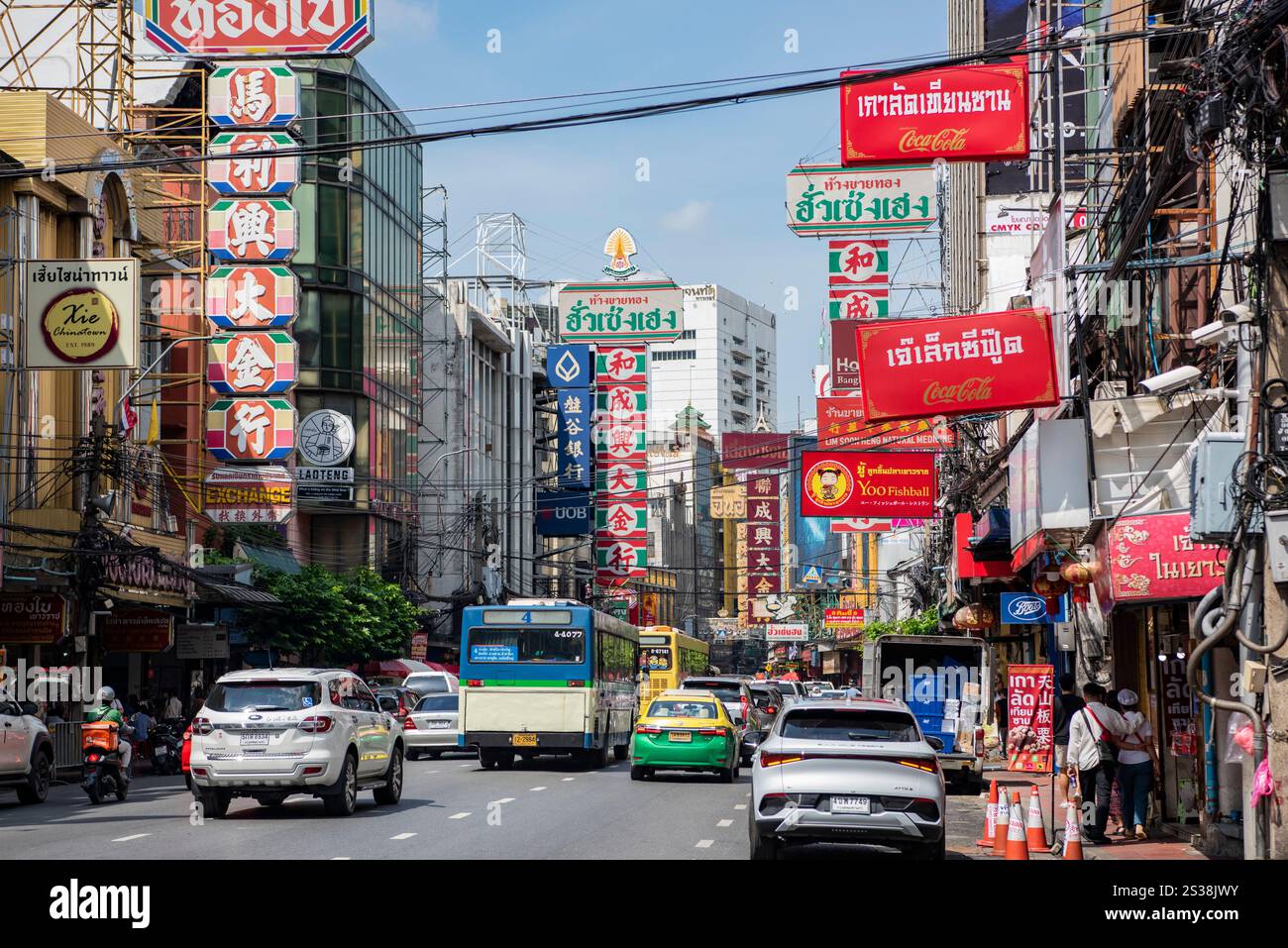 La route de Yaowarat dans China Town dans la ville de Bangkok en Thaïlande. Thaïlande, Bangkok, 8 novembre 2023. THAÏLANDE BANGKOK CHINE VILLE Banque D'Images