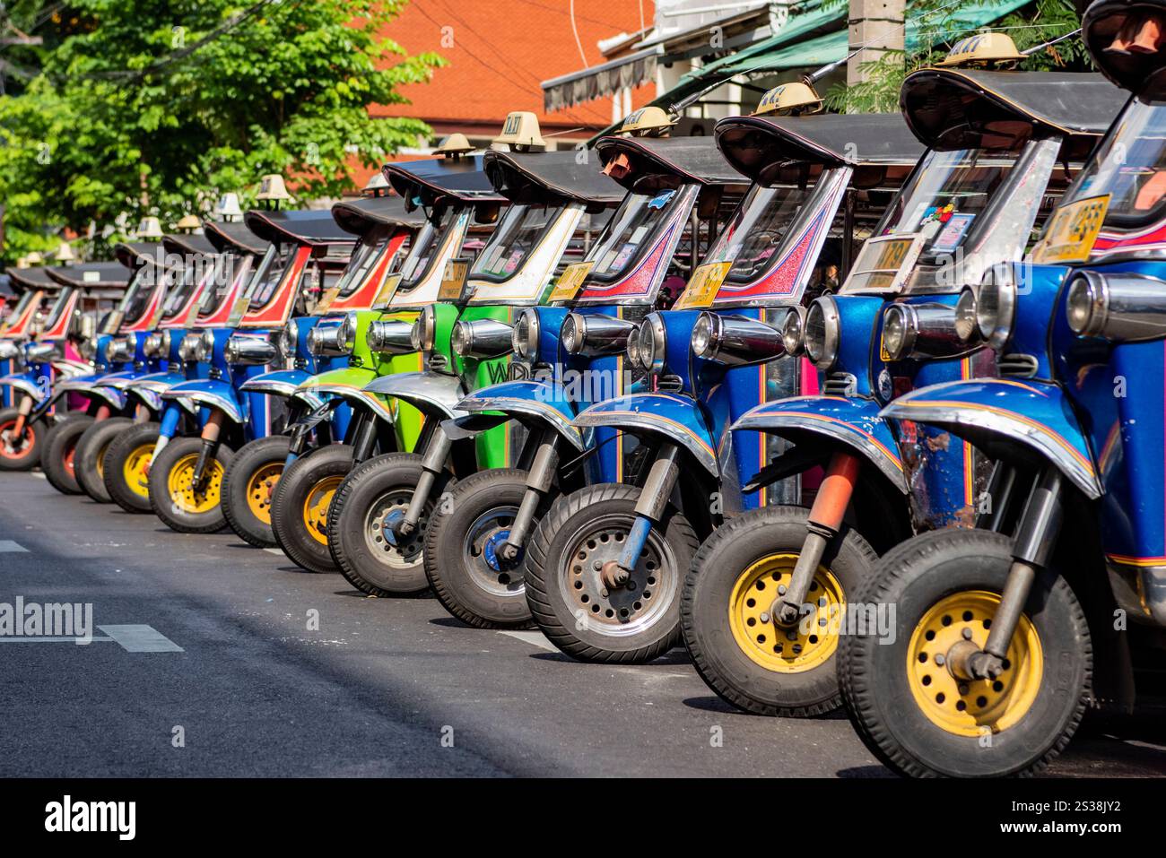 Un Tuk Tuk Taxi parking dans une rue de China Town dans la ville de Bangkok en Thaïlande. Thaïlande, Bangkok, 7 novembre 2023. THAÏLANDE BANGKOK CHINE Banque D'Images