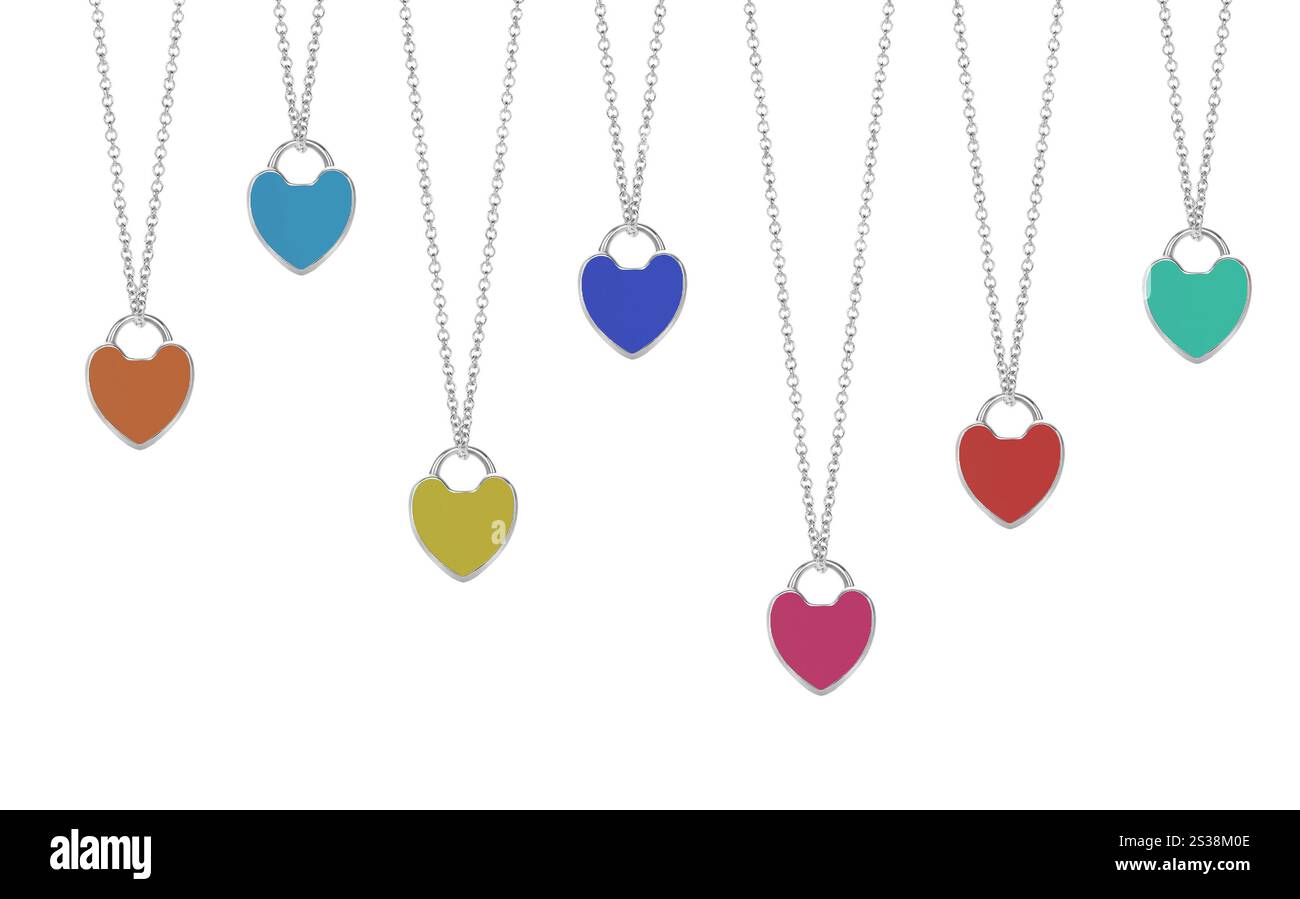 chaîne de bijoux avec pendentifs coeur isolé sur fond blanc. chaîne de bijoux avec pendentifs coeur Banque D'Images