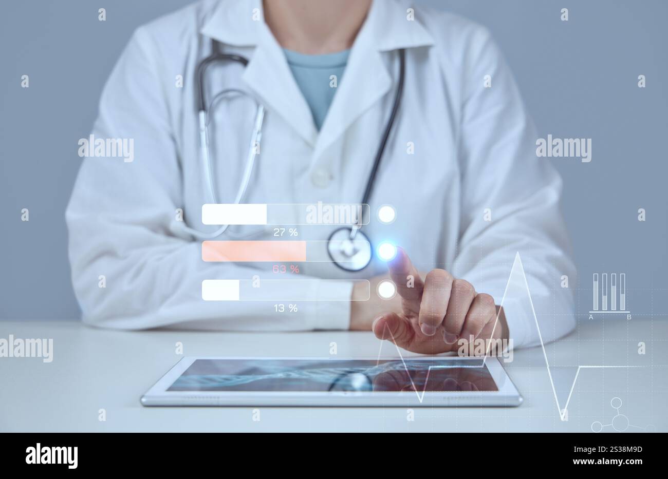 Doctor touche l'interface virtuelle moderne. Concept d'assurance, de formation, d'IA en médecine moderne. Banque D'Images