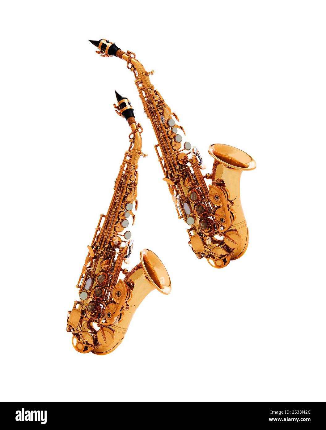 Saxophones - saxophone alto doré instrument classique isolé sur blanc. Saxophones Banque D'Images