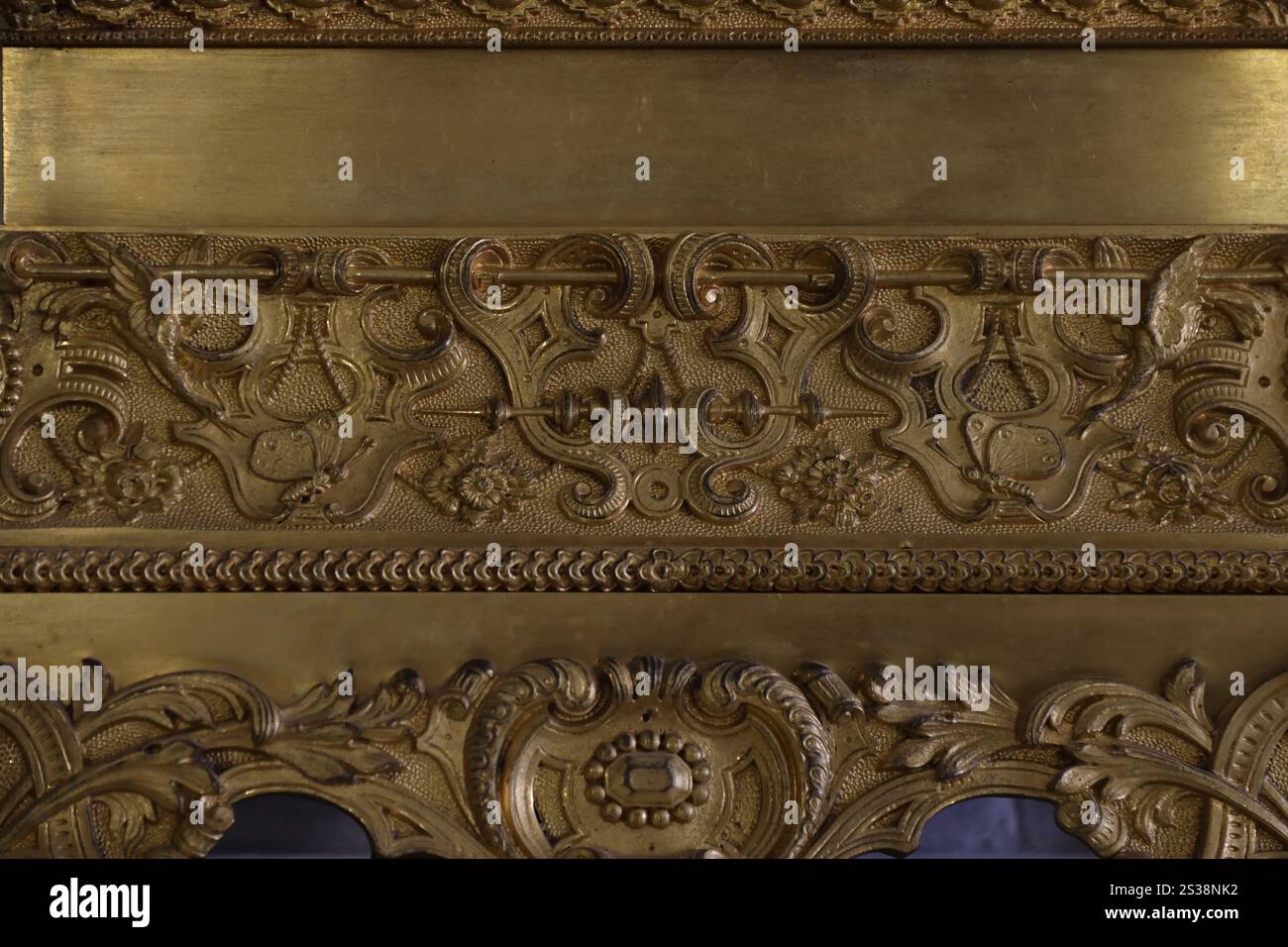 Vieux meubles de garde-robe vintage avec des portes ornementales et des couleurs rétro de surfaces en bois rapprochées. Vieux mobilier de garde-robe vintage avec ornement Banque D'Images Vieux meubles de garde-robe vintage avec des portes ornementales et des couleurs rétro de surfaces en bois rapprochées. Vieux mobilier de garde-robe vintage avec ornement Banque D'Images