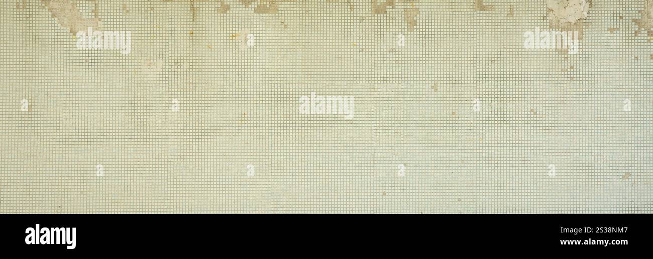 La texture de l'ancien mur, décoré avec beaucoup de petites tuiles carrées. Mur dans le style de l'architecture de l'Union soviétique Banque D'Images