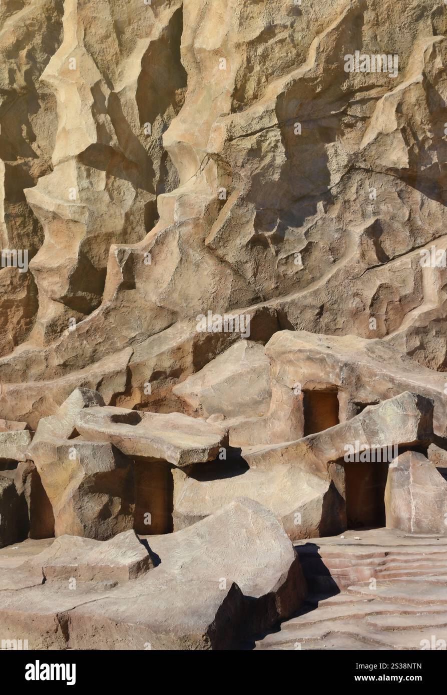 Fond de pierre de roche naturelle grossière légère. Surface avant rugueuse de la falaise minière. Grande toile de fond de calcaire. Bloc de granit endommagé par grunge lourd Banque D'Images