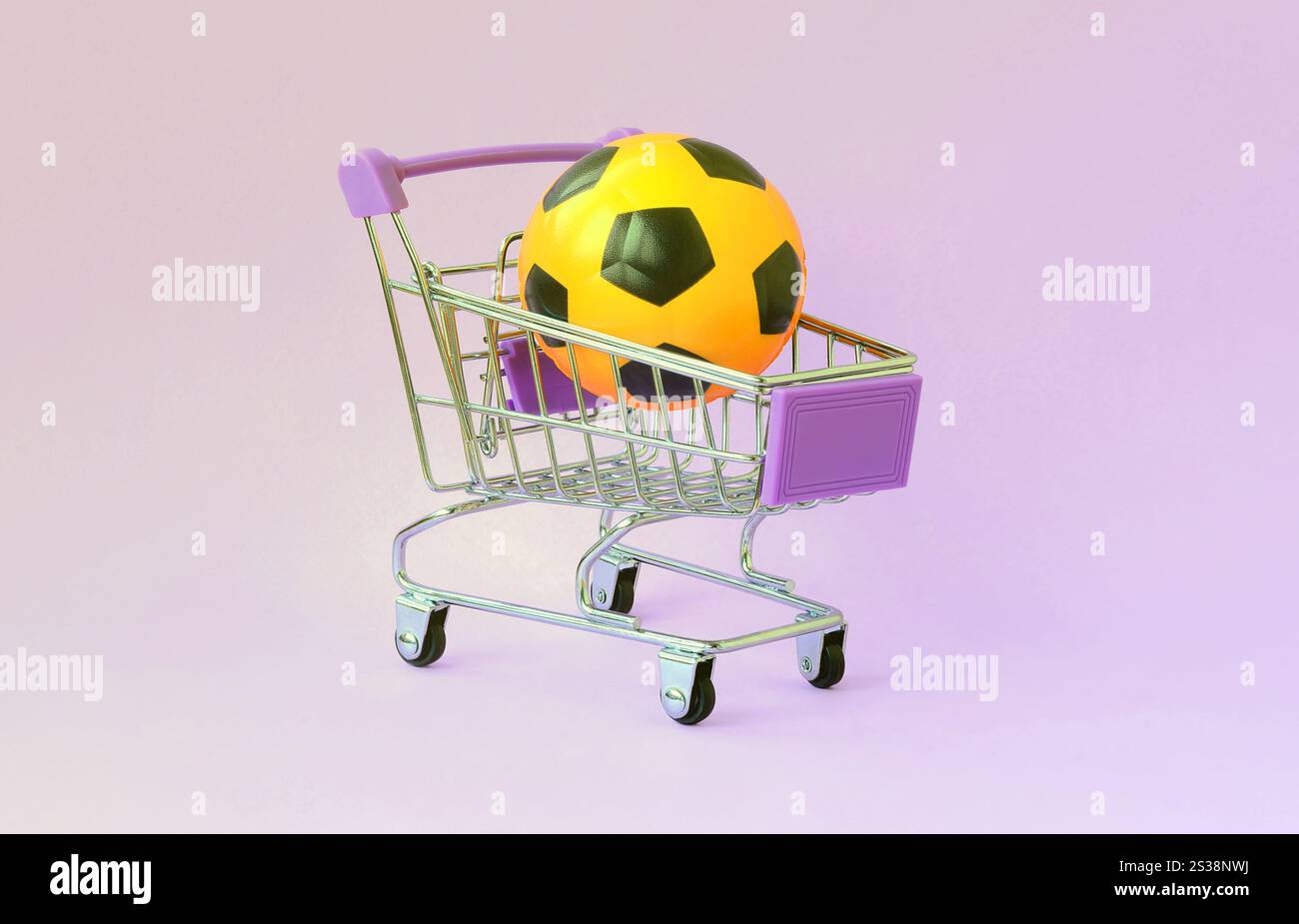 Ballon de football orange dans un panier sur violet. Le concept de vente d'équipements sportifs, les prévisions pour les matchs sportifs, les Paris sportifs. Vente Banque D'Images