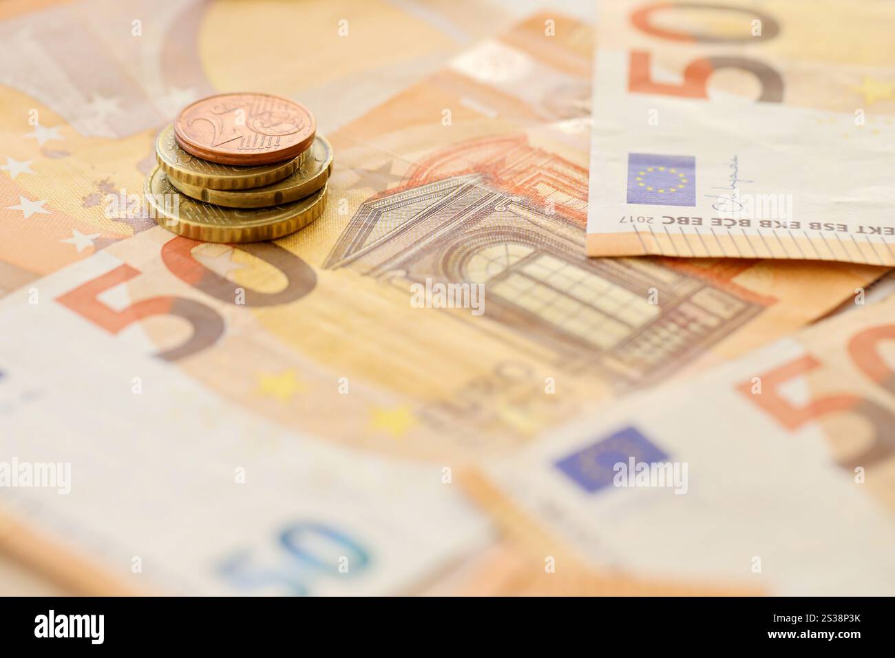 Très grand montant de cinquante billets en euros européens en énorme pile de gros plan. Très grand montant de cinquante billets européens en énorme pile Banque D'Images