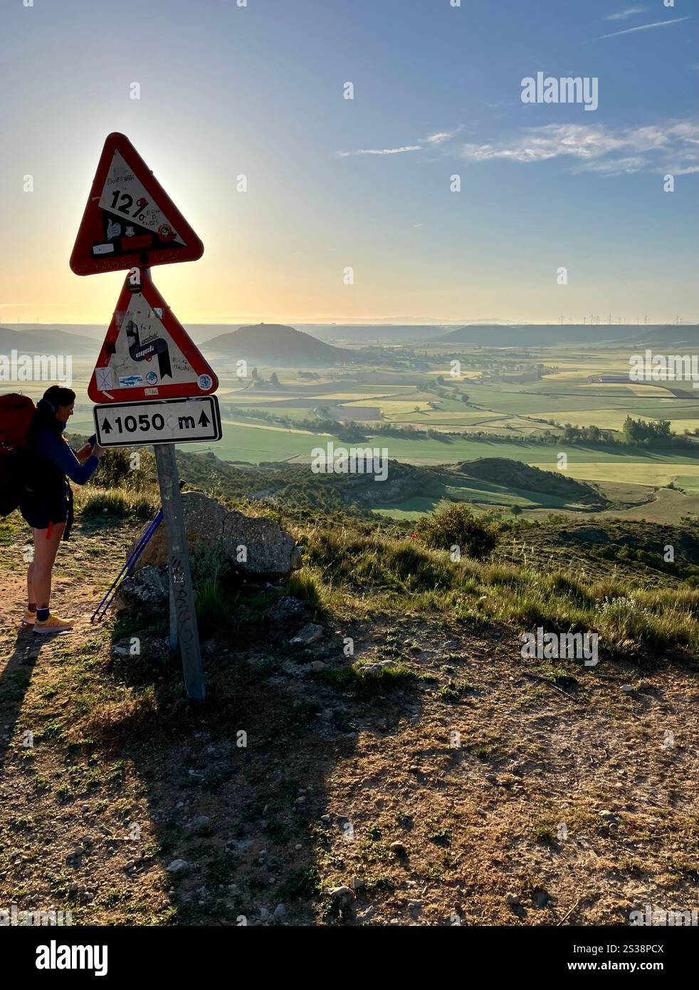 Pèlerin sur le Alto de Mostelares, profitant du lever du soleil sur Castrojeriz et la Meseta, Camino Francés - Image de stock capturée avec un smartphone