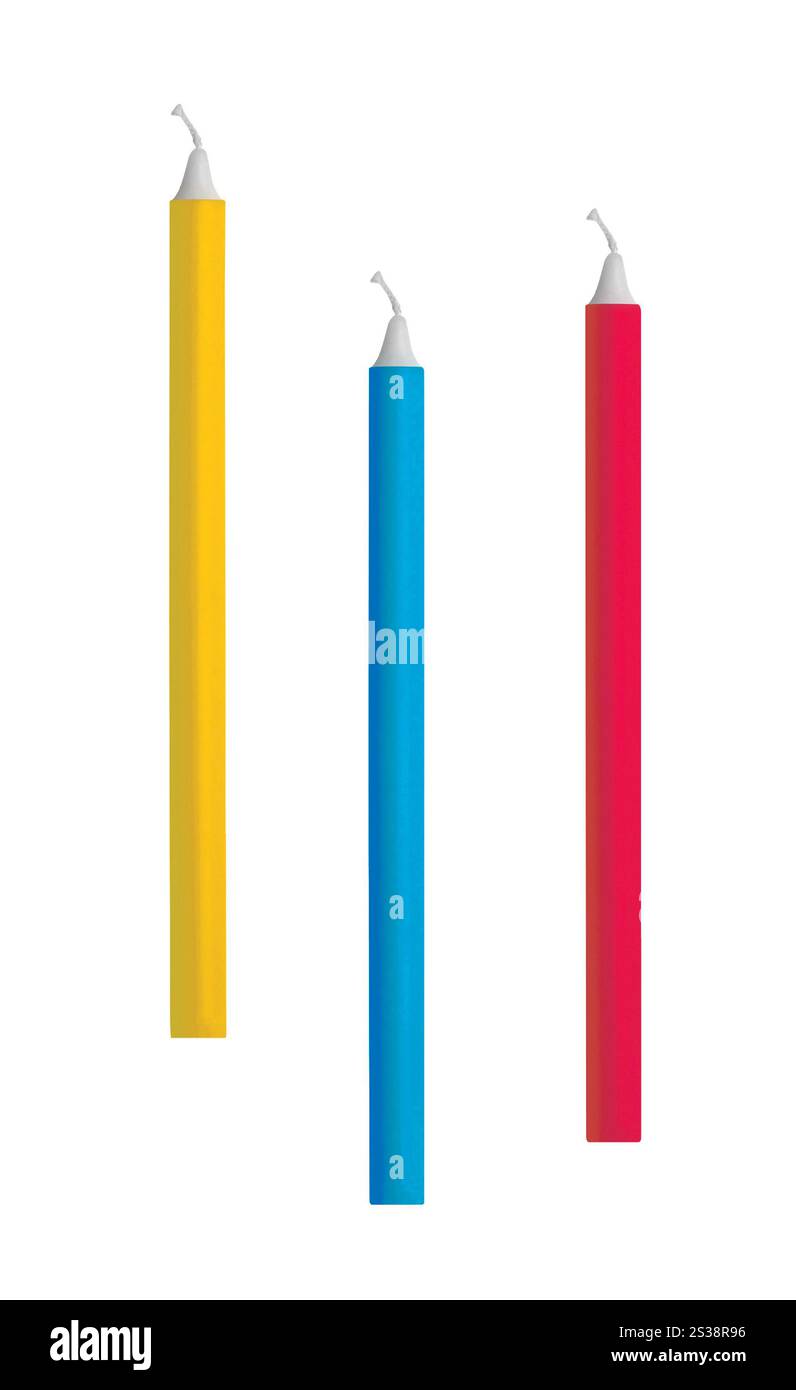 bougies allumées colorées isolées sur blanc. bougies allumées colorées Banque D'Images