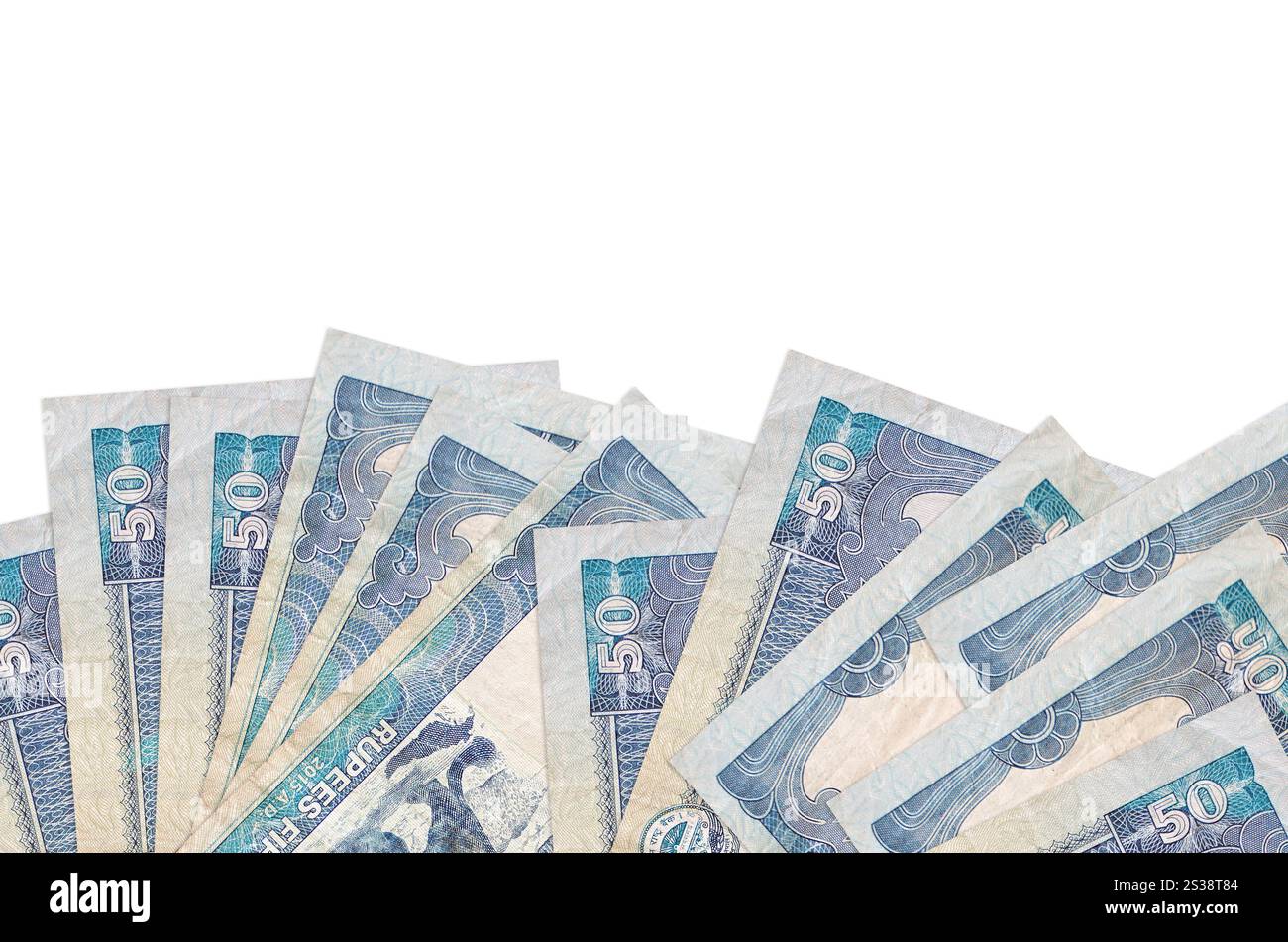 50 les factures de roupies népalaises se trouvent sur le bas de l'écran isolé sur fond blanc avec espace de copie. Modèle de bannière d'arrière-plan pour les concepts métier Banque D'Images