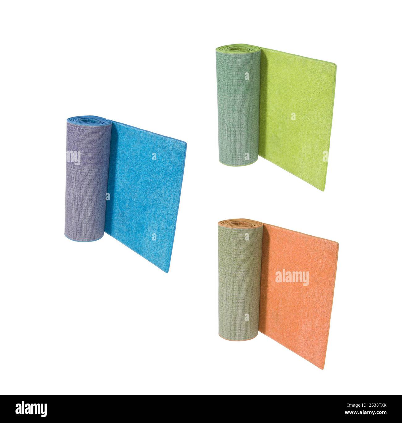 Herbe roulée artificielle isolée sur fond blanc Banque D'Images