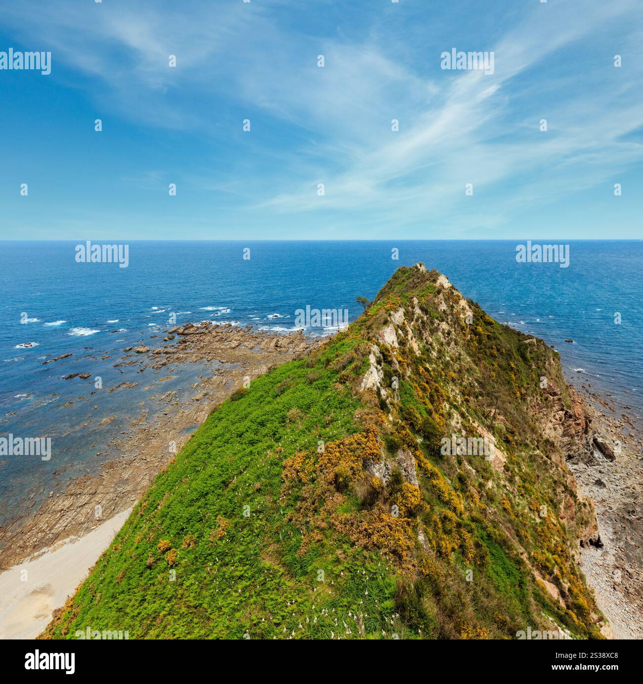L'océan Atlantique (été) Biscay Bay côte paysage. Ermita de la Regalina, Cadavedo, Asturias, Espagne. Banque D'Images