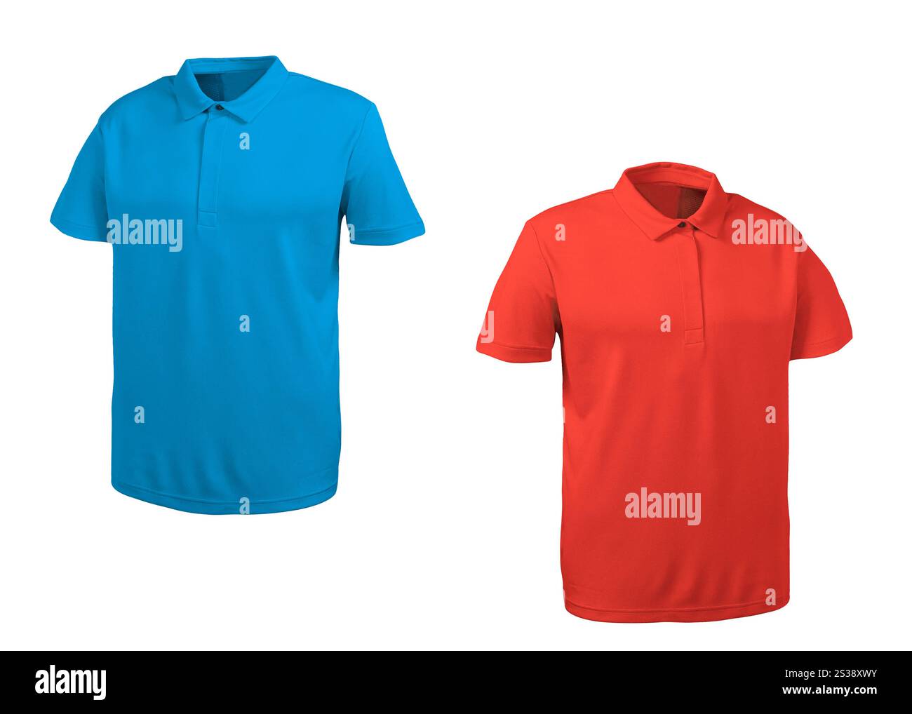 T-shirt rouge et bleu isolé sur fond blanc. T-shirt rouge et bleu isolé Banque D'Images