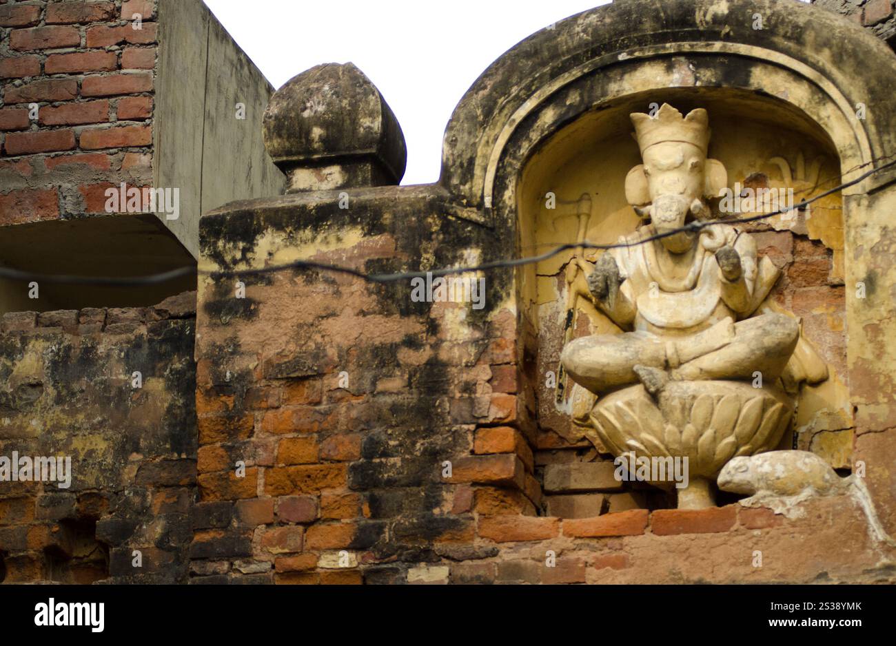 Sculpture unique en relief de Ganesh sur un ancien mur de briques dans un lieu historique mettant en valeur le patrimoine culturel et l'art artistique Banque D'Images