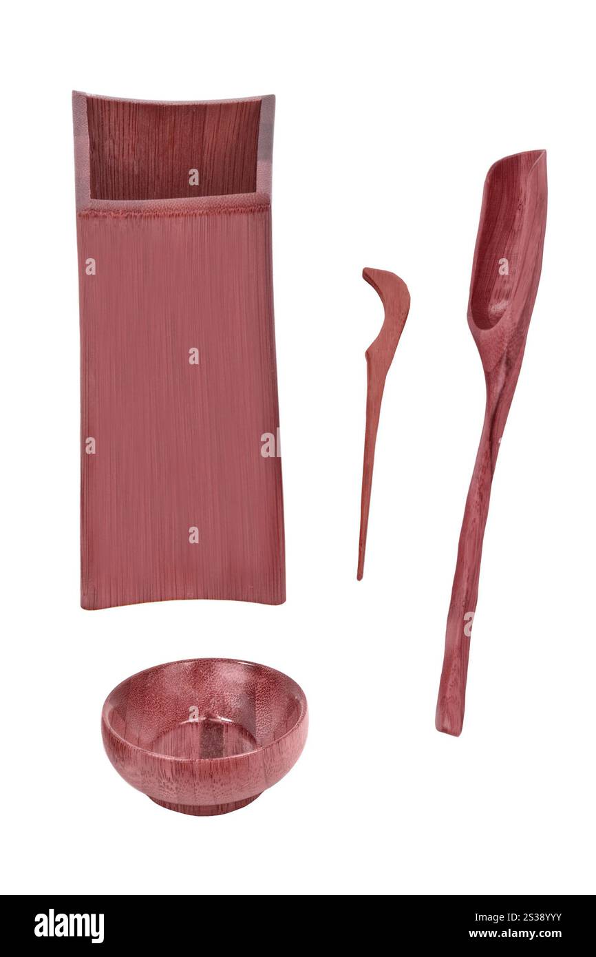 Ensemble d'ustensiles de cuisine en bois artisanal, y compris une cuillère, une fourchette et un bol, isolé sur blanc. Ustensiles de cuisine en bois faits à la main sur fond blanc Banque D'Images