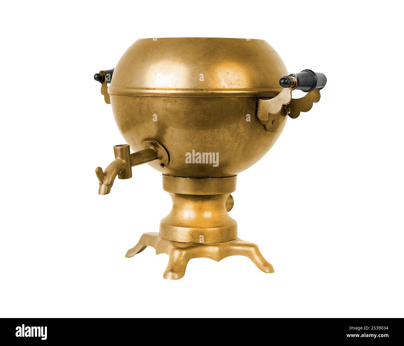 Samovar russe traditionnel en or avec des détails élégants, isolé sur un fond blanc. Samovar doré vintage isolé sur fond blanc Banque D'Images
