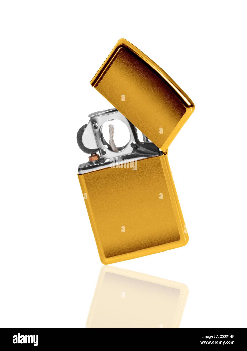 Briquet doré isolé sur blanc Banque D'Images