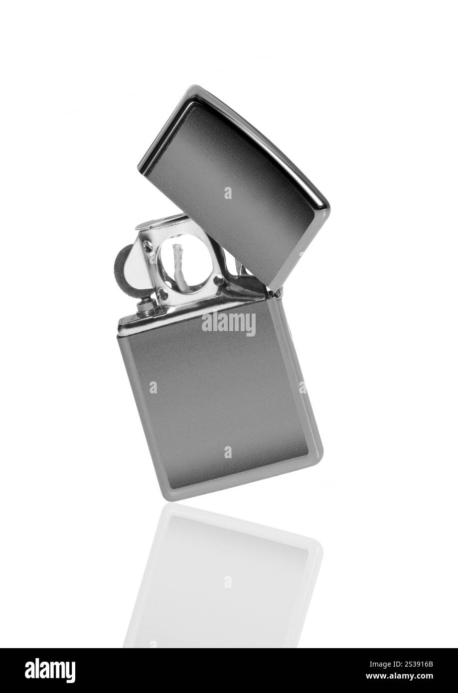 Briquet argenté isolé sur blanc. Briquet argenté isolé Banque D'Images