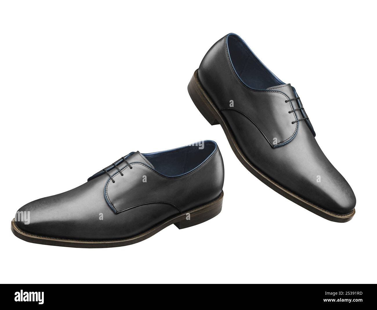 chaussure noire shiny mans isolée sur fond blanc. chaussure noire shiny mans Banque D'Images