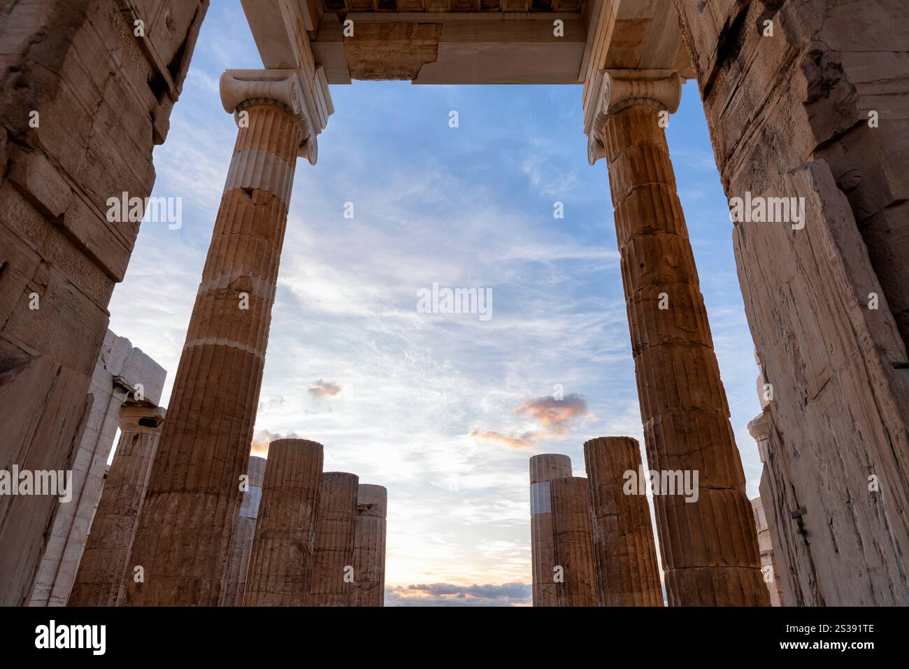 Le Parthénon est un ancien temple sur l'Acropole athénienne, Grèce, qui a été consacré à la déesse Athéna pendant le cinquième siècle avant Jésus-Christ. Banque D'Images